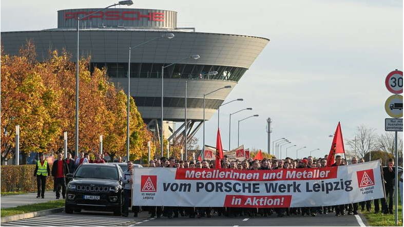 Bei Warnstreiks in Leipzig sind hunderttausende Menschen mit Plakaten zu sehen.
