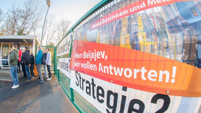 Das Bild zeigt die Mahnwache die Mitarbeiter auch an diesem Dienstag wieder vor dem Tor des Waggonbaus Niesky.