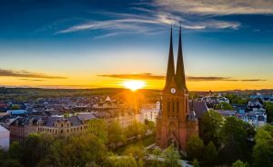 Das Bild zeigt die Stadt Chemnitz bei Sonnenuntergang.