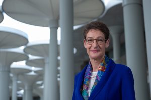 Eine Frau l&auml;chelt in die Kamera.