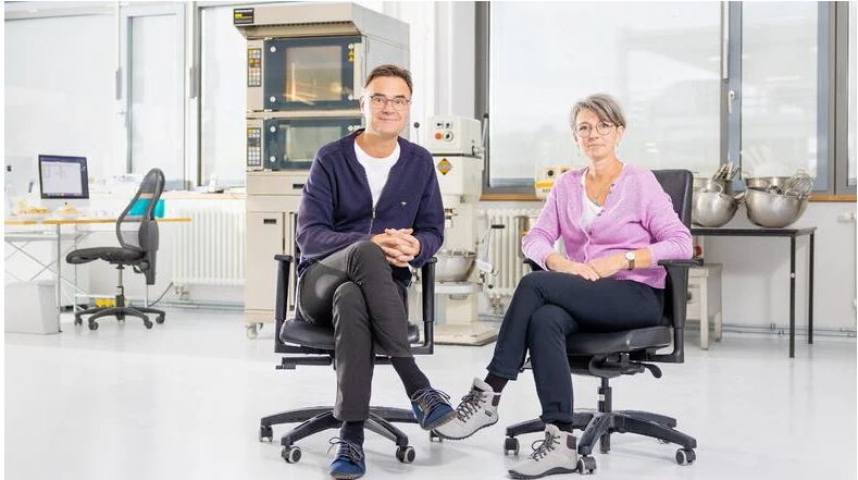 Matthias und Heike Quendt, die Erfinder der neuen Mini-Mahlzeit- sitzen in einem wei&szlig;en Produktionsstandort auf zwei B&uuml;rost&uuml;hlen.