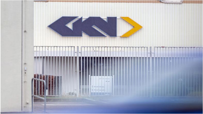 Man sieht die Einfahrt des Zwickauer Werks GKN Driveline Deutschland GmbH mit großem Logo.