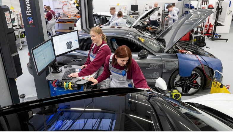 Zwei KfZ-Mechatronikerinnen lesen im neuen Bildungsinstitut Zwickau Fehlermeldungen von Porsches aus.