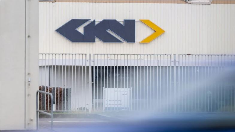 Die Tore vor der GKN-Fabrik sind geschlossen. Das Logo der Firma prangt dahinter hervor.