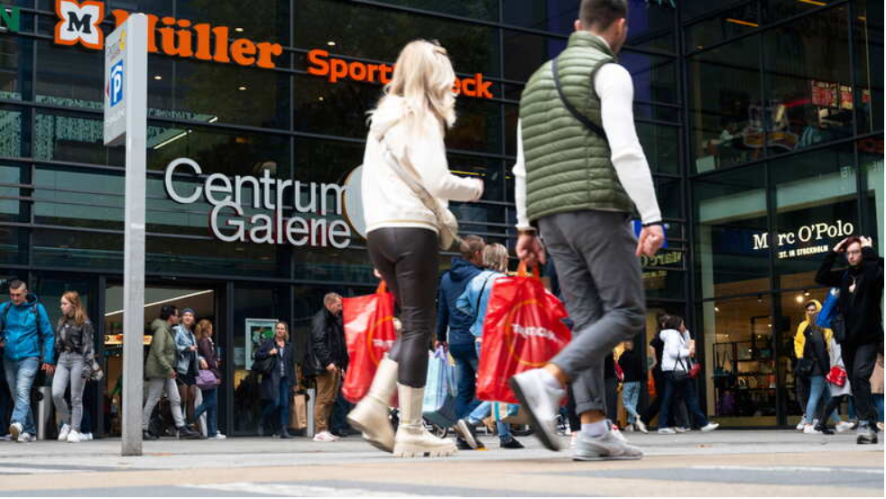 Viele Passanten laufen vor dem Eingang der Centrum Galerie in Dresden auf der Prager Straße.