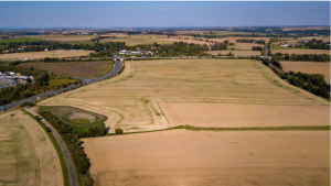 Eine Luftaufnahme des Grundstückes, welches Karls in Döbeln gekauft hat. Noch ist dort ein riesen Feld mit Anbindung zur Eisenbahn.