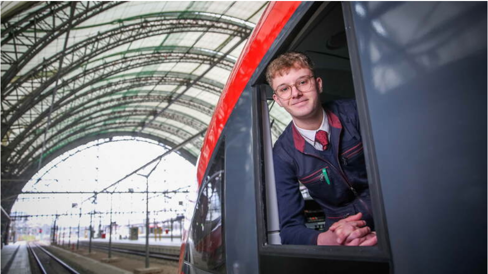 Ein junger Lokführer.Lehrling schaut aus seiner S-Bahn im Dresdner Hauptbahnhof.