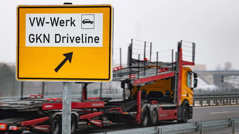 Das Bild zeigt einen LKW und ein Straßenschild.