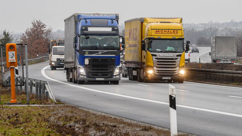 Mehrere LKW fahren auf der Autobahn A4.