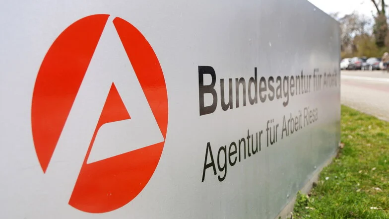 Gezeigt wird das Schild der Bundesagentur für Arbeit.