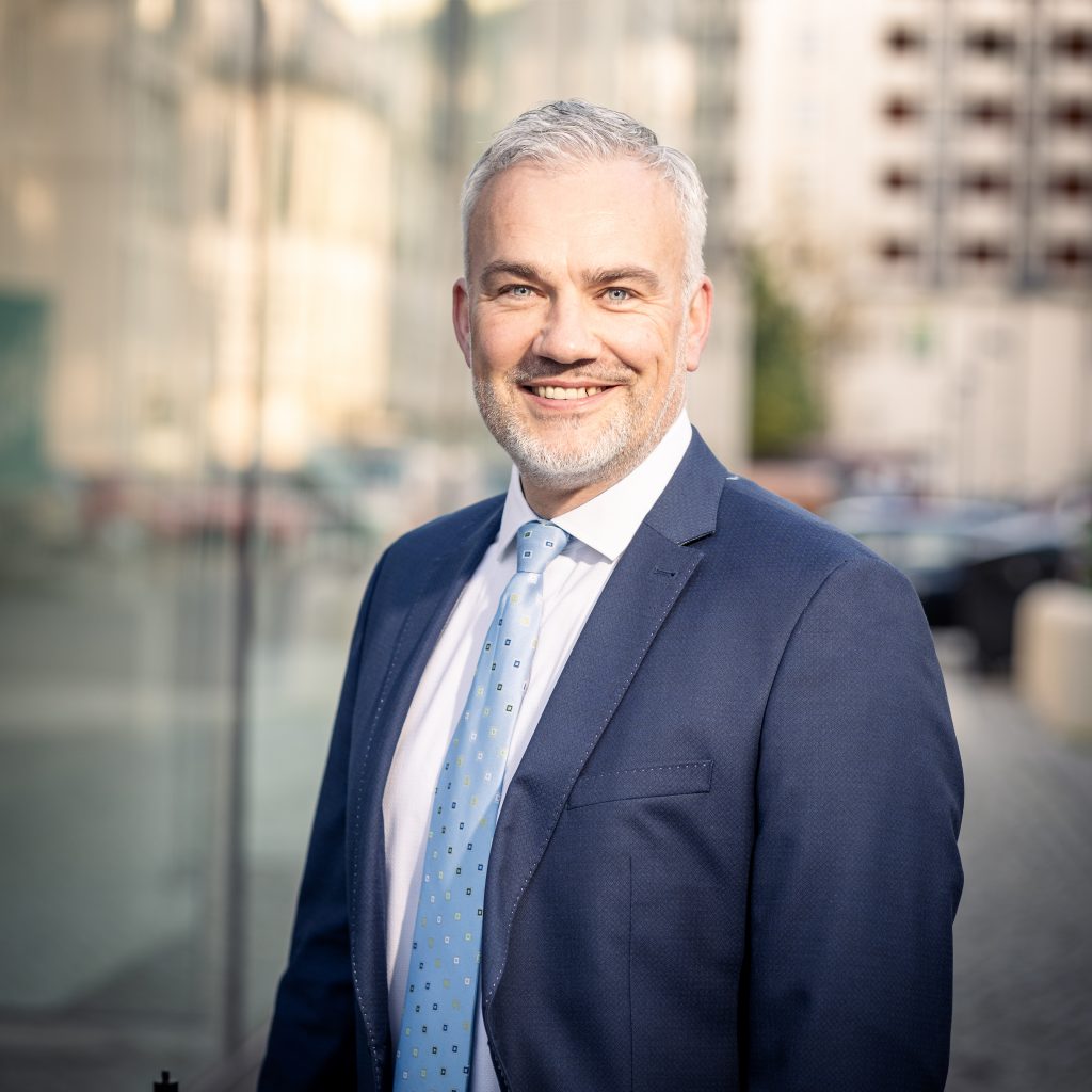 Messe-Geschäftsführer Markus Kluge schaut in die Kamera.