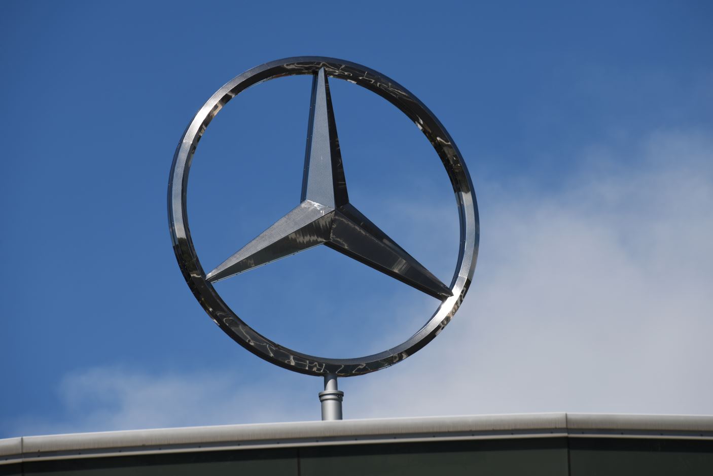 Ein großer Mercedes-Benz-Stern prangt in den Himmel.