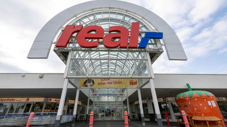 Das Bild zeigt den Eingang vom real.