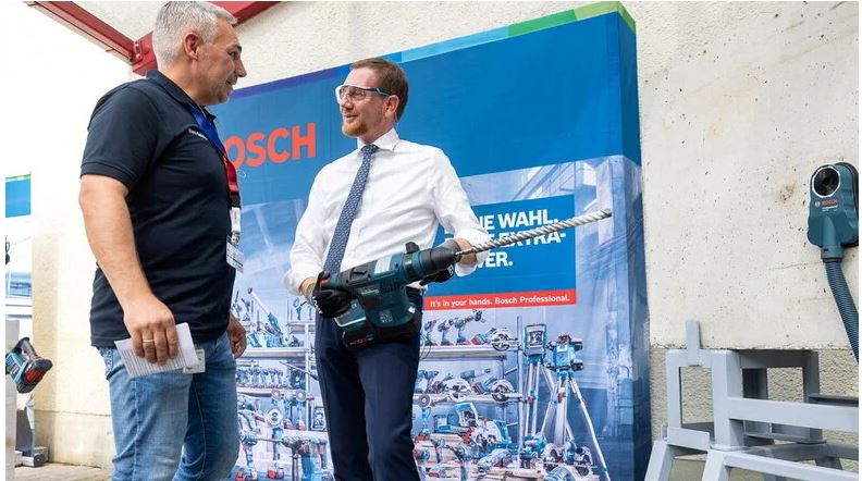 Michael Kretzschmer testet einen Bohrhammer.