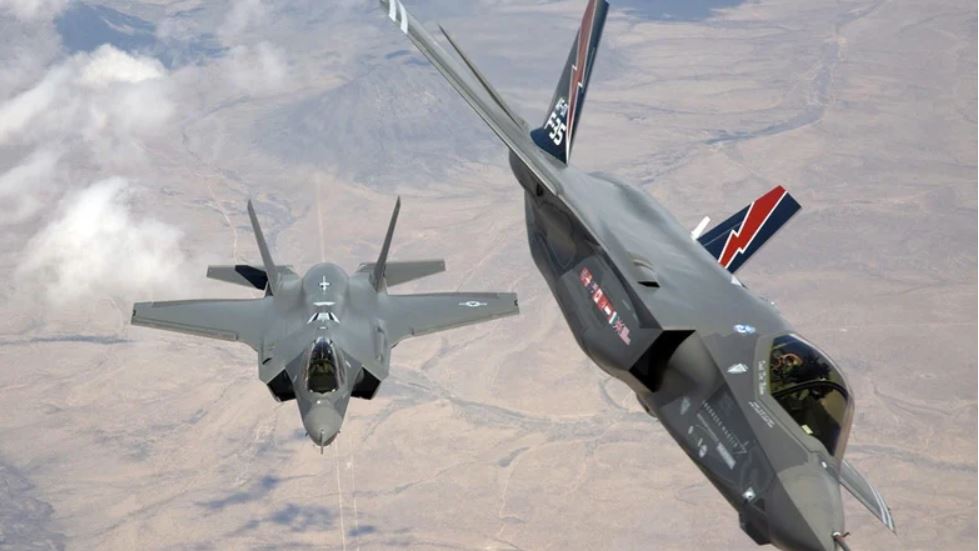 Das Bild zeigt Kampfjets in der Luft