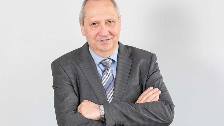 Man sieht Arbeitgeberpräsident Jörg Brückner in einem grauen Anzug.