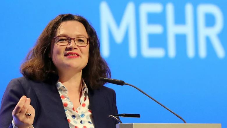 Das Bild zeigt eine Frau vor einem Mikrofon.