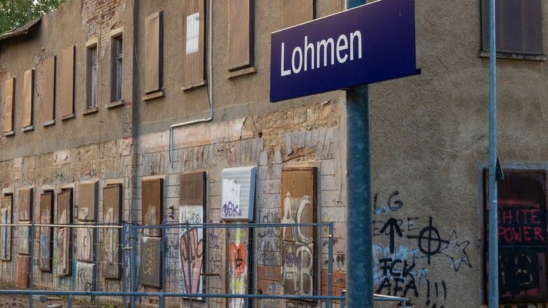 Man sieht den Bahnhof von Lohmen.