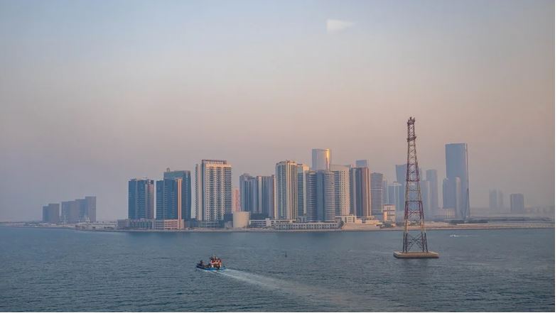 Das Bild zeigt viele Häuser in Abu Dhabi.