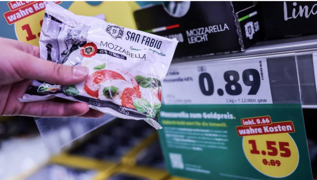 Man sieht eine Kühltheke im Discounter