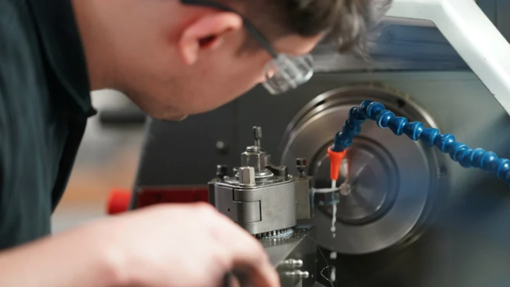 Man sieht einen Mechaniker bei der Arbeit.