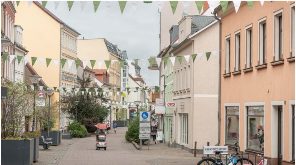 Man sieht eine Einkaufsstraße.