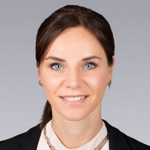 Eine junge Frau schaut in die Kamera.