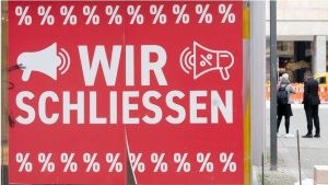 Das Bild zeigt ein Schaufenster wo "Wir Schliessen" darauf steht.