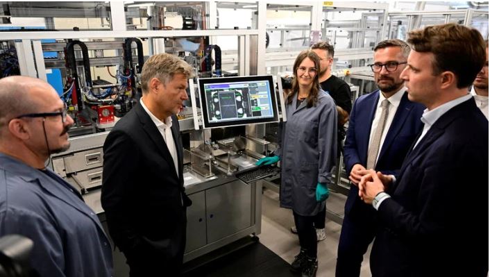 Man sieht Robert Habeck in einer Produktionshalle.