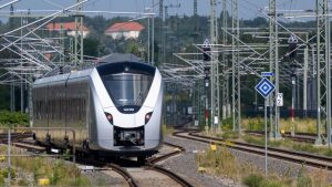 Man sieht eine Bahn.