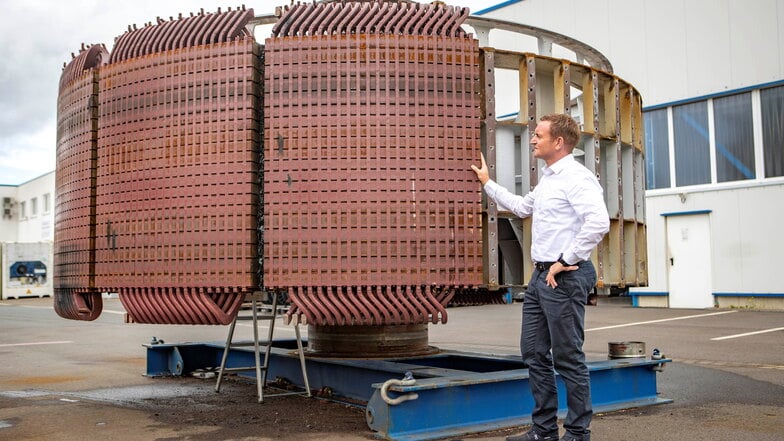 Man sieht einen Windkraftgenerator.
