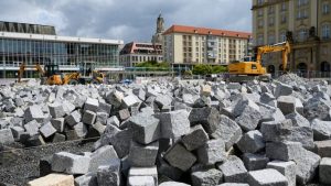 Man sieht den aufgerissenen Altmarkt in Dresden.