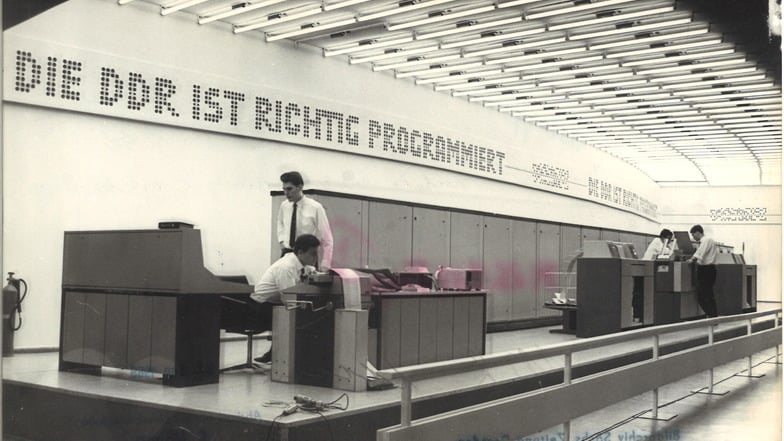 Man sieht ein Bild von einem Robotron Standort in der DDR.