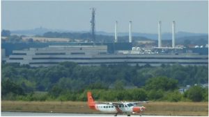 Man sieht ein Flugzeug auf einem Rollfeld.