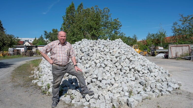 Gerhard Kaßmann, Besitzer eines Gerhard Kaßmann steht vor seinem Steinsetz- und Straßenbaubetrieb.