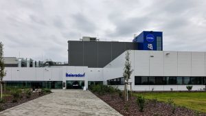 Man sieht eine Produktionsstätte von Beiersdorf.