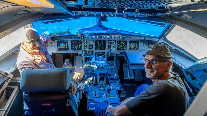 Hans Sagawe und Reinhard Röhle sitzen im Cockpit des A 319.