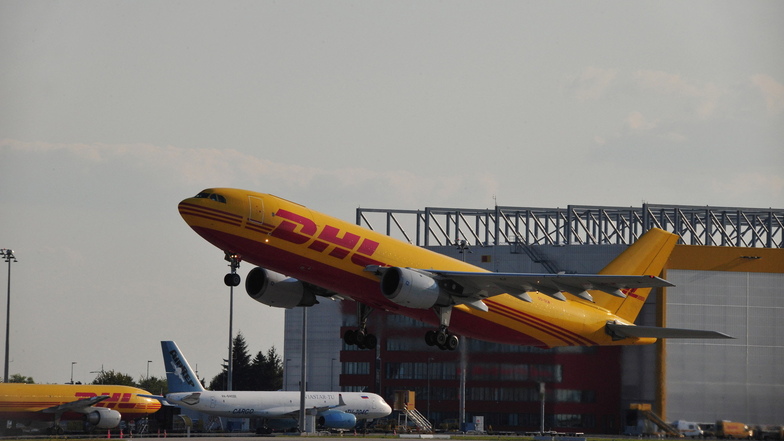 Man sieht ein Flugzeug der DHL.