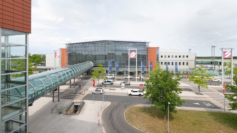 Man sieht den Flughafen Dresden.