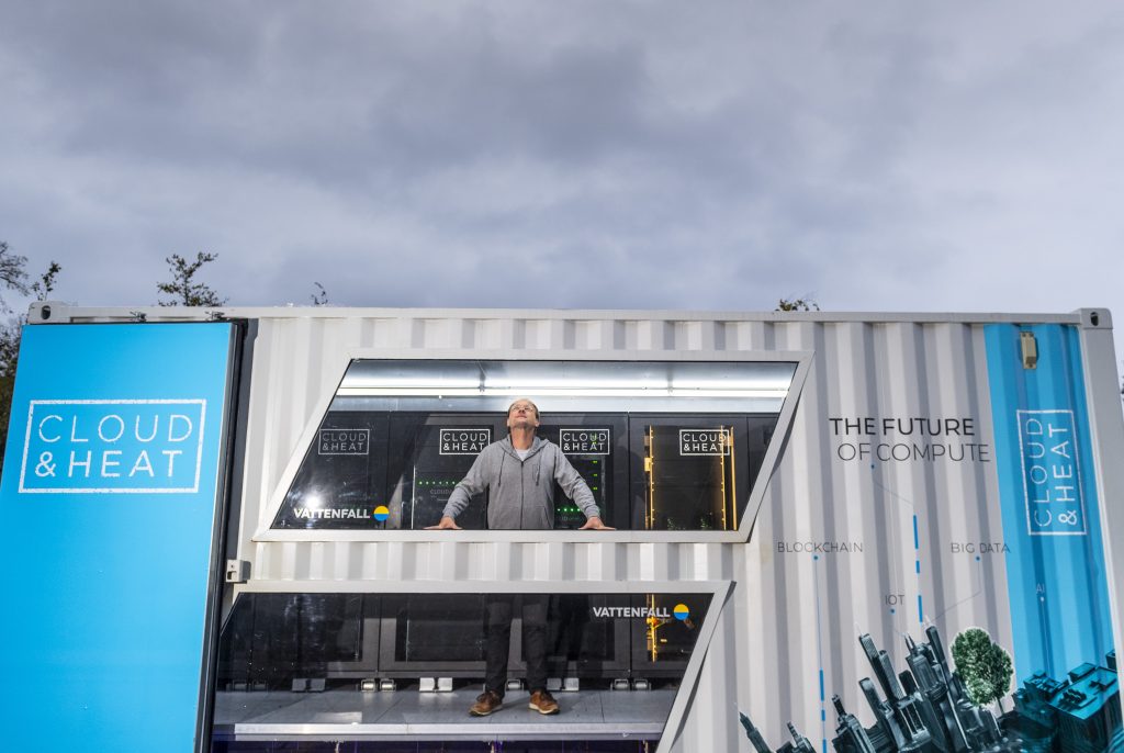 Ein Mann steht in einem Container.