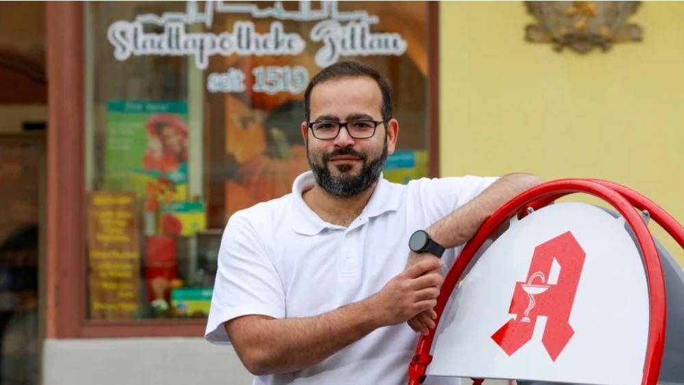 Man sieht den Inhaber der Zittauer Stadtapotheke, Omar Khayyal, der vor seiner Apotheke steht.