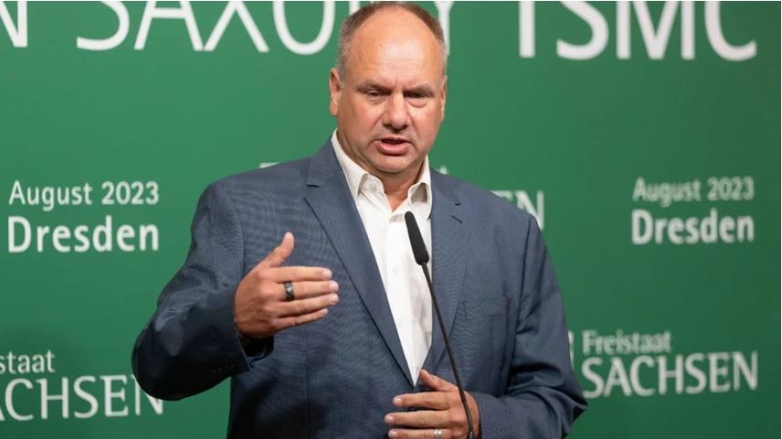Man sieht den Oberbürgermeister Dirk Hilbert bei der Presse