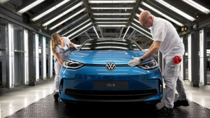 In einer VW-Fabrik arbeiten zwei Mitarbeitende am ID.3