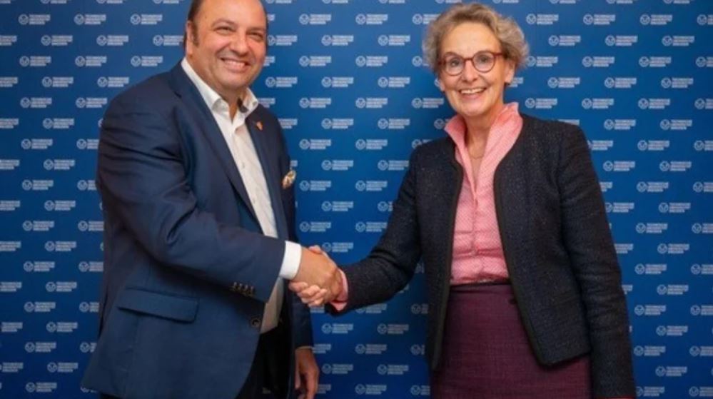 Dr. Manfred Horstmann, Geschäftsführer von Globalfoundries Dresden, schüttelt die Hand der Rektorin der TU Dresden, Professorin Ursula M. Staudinger