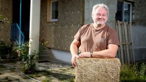 Man sieht Andreas Nitsch mit seinen Strohmatten.