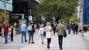 Man sieht viele Menschen im Einkaufsviertel.