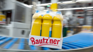 Portionsflaschen mit Bautz'ner Senf rollen von der Abfüllanlage der Bautz'ner Senf und Feinkost GmbH.