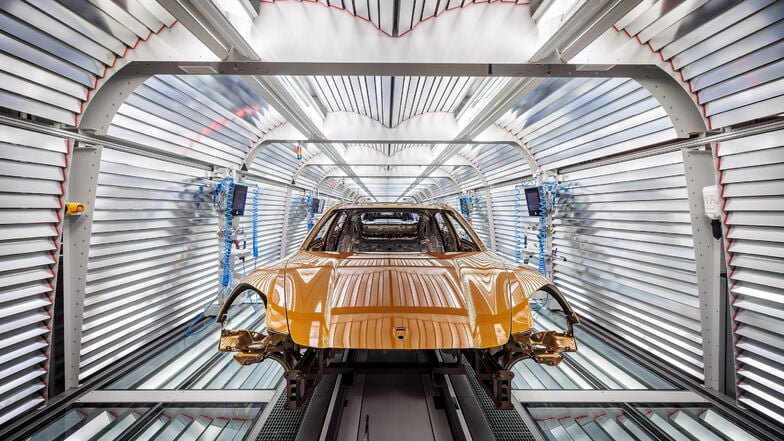 Man sieht das neue Automodell von Porsche, Panamera, im Werkstatt