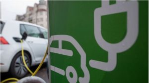 Man sieht eine elektrische Ladesäule für Fahrzeuge.