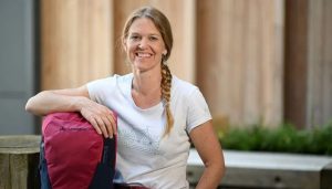 Das Bild zeigt eine Frau mit einem Rucksack.